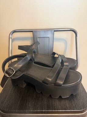 Chunky Black Platform Sandals Lug Sole Strappy Minimalist Y2K Women’s 7.5